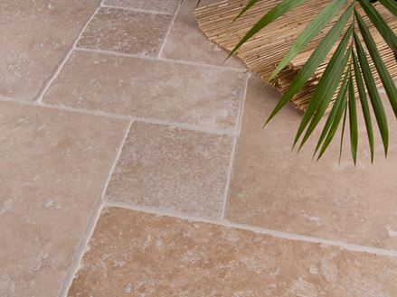 Travertin-Fliesen Medium, getrommelt RV mit Palme