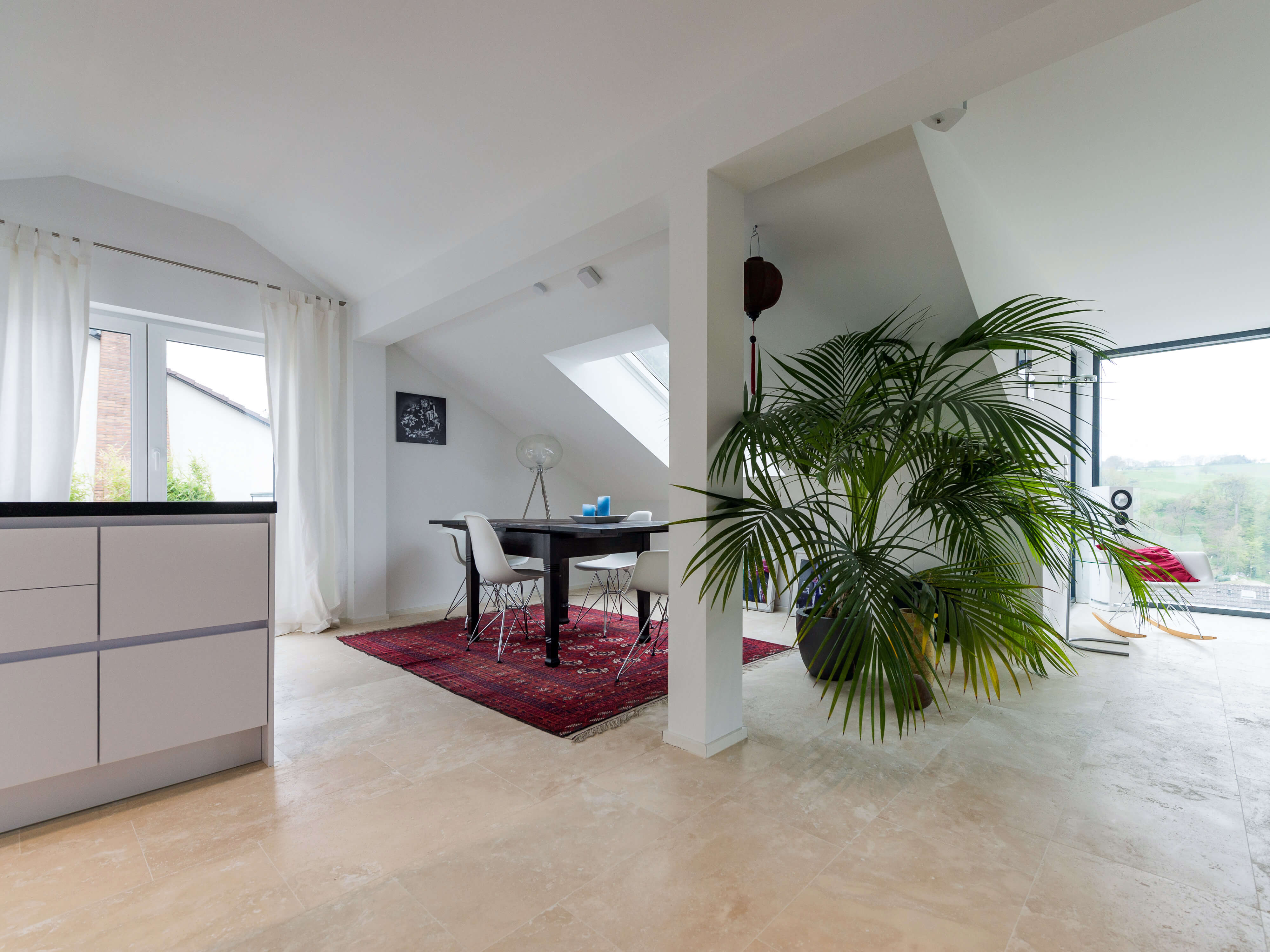 Geräumige Wohnung mit Travertinfliesen Medium Line