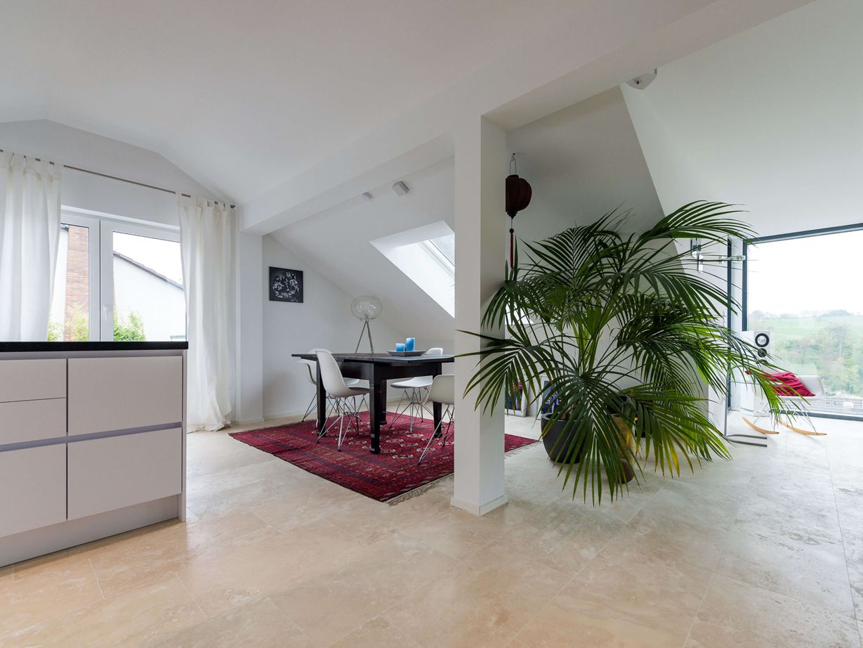 Geräumige Wohnung mit Travertinfliesen Medium Line