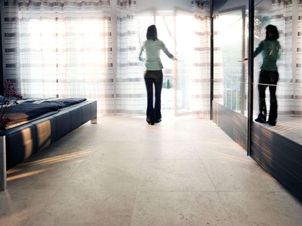 Travertin-Fliesen Medium Line mit Frau am Fenster
