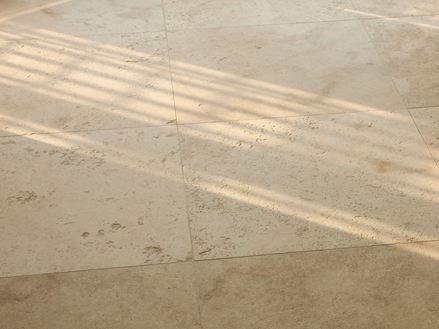 Travertin-Fliesen Medium Line, seitliche Aufnahme