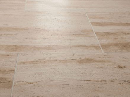 Travertin-Fliesen Natura, gebändert und geschliffen, Frontalaufnahme