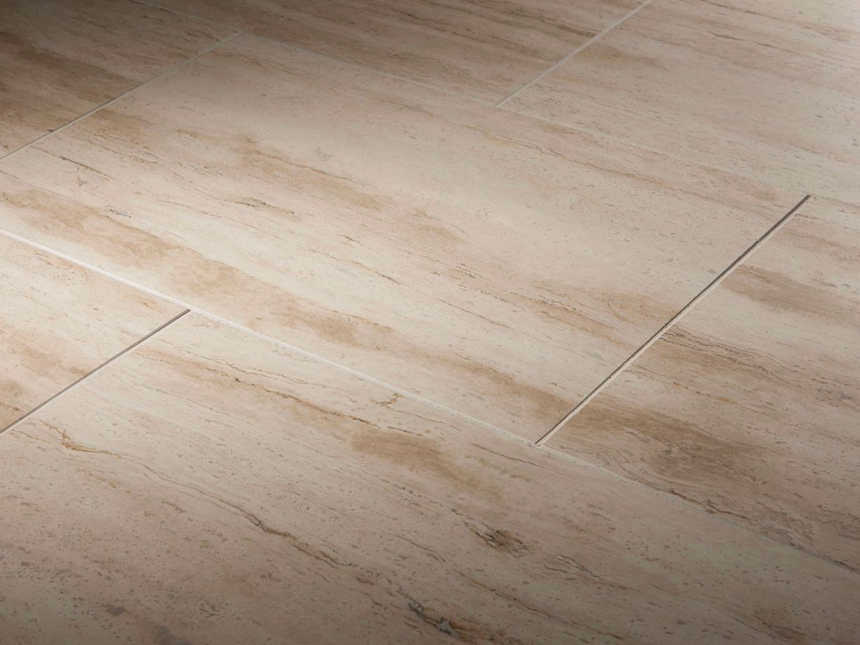 Travertin-Fliesen Natura, gebändert und geschliffen, seitliche Aufnahme