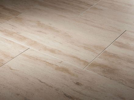 Travertin-Fliesen Natura, gebändert und geschliffen, seitliche Aufnahme