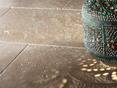 Travertin-Fliesen Noce getrommelt mit orientalischer Lampe
