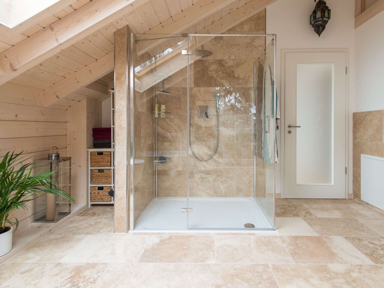 Travertin Rustic-Fliesen im Badezimmer mit Dusche