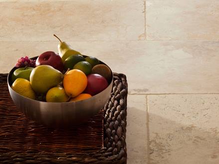Travertin-Fliesen Rustic mit Obstschale