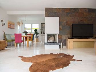 Travertin Vanilla Rustica und Schiefer Peacock an der Wand