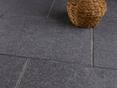 Dunkler Basalt Black Beauty mit Deko
