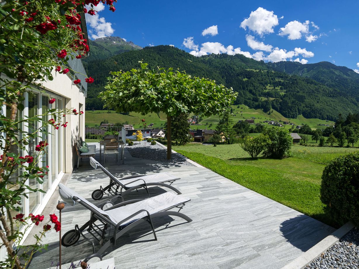 Schweizer Terrasse mit Granitplatten Urban Grey Line