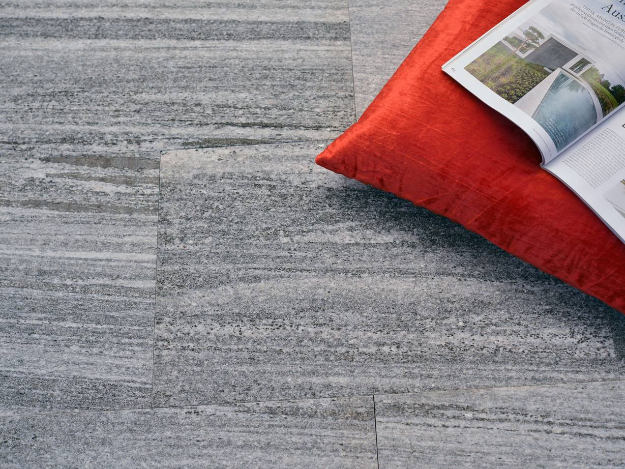 Granit-Platten Urban Grey Line mit rotem Zierkissen