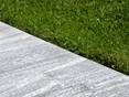 Granitplatten Urban Grey Line neben dem Rasen