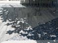 Urban Grey Line-Platten neben Kies