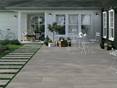 Stylishe Terrasse mit Holzoptikplatten Nordic Oak