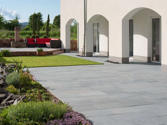 Weitläufige Terrasse mit Blausteinplatten