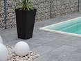 Blaustein Platten Azur, Terrasse mit Pflanzkübel und Pool