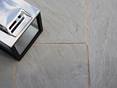 Laterne auf Sandsteinplatten Kandla Grey