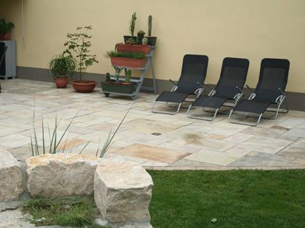 Sandstein-Platten Mint Fossil auf einer Terrasse mit Liegestühlen