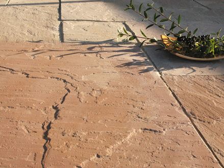 Sandstein-Platten Modak, seitliche Aufnahme mit Dekoschale und Zweigen