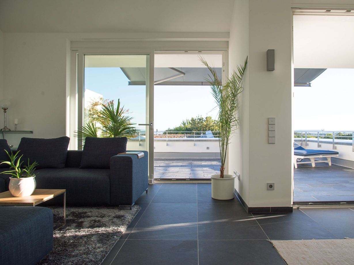 Übergang vom Wohnzimmer zur Terrasse mit Schiefer