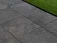 Terrassenplatten Alpine Black und Rasen