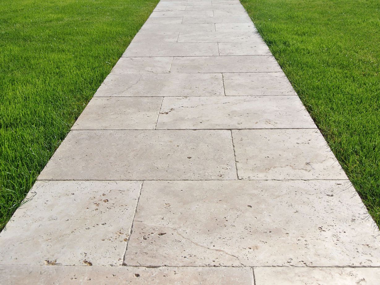 Travertin Medium-Platten als Gehweg im Garten