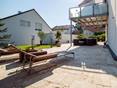 Sonnige Terrasse mit dem Travertin Medium