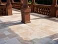 Kundenfoto: Schloss Heidelberger Weinkeller; Travertin-Platten Medium, verlegt im Außenbereich, Blick auf Säulen und über das Geländer