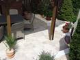 Travertin-Platten Medium, Terrasse mit Sitzgruphttppe aus Rattan