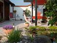 Travertinterrasse Medium SELECT mit Gartenteich