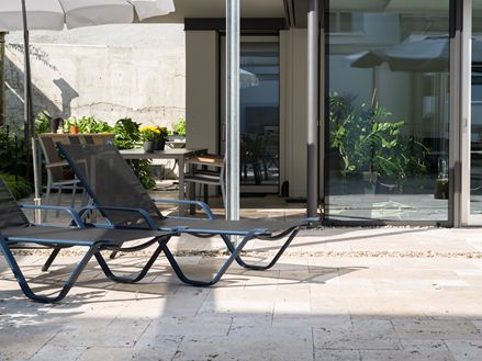 Stilvoller Innenhof mit Travertin und schöner Sonnenecke