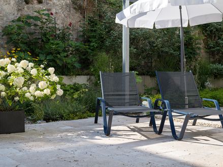 Ein Sonnenplatz mit Charme und Klasse: Travertin macht's möglich