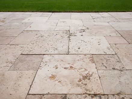 Travertin Rustic mit Rasen