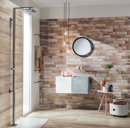 Riemchen aus Feinsteinzeug in einem Bad an der Wand