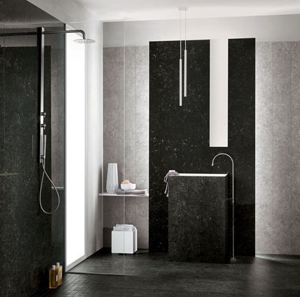 Modernes Bad mit hellen und dunklen Feinsteinzeugfliesen