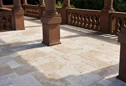 Terrasse mit Travertin Medium auf Schloss Langenzell