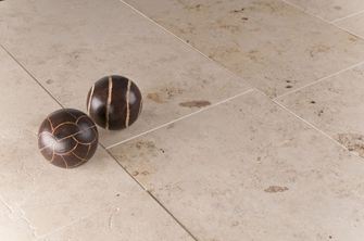 Kalkstein Jura Gelb in der Nahaufnahme mit zwei Dekokugeln