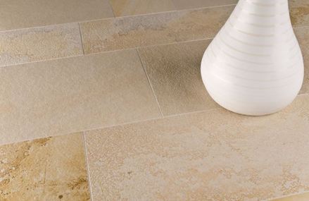 Solnhofner Kalkstein mit weißer Dekovase