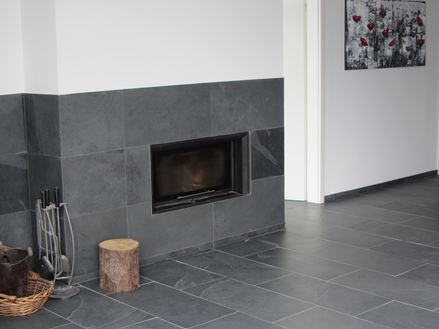 Schiefer Mustang-Fliesen im Drittelverband und Kreuzfuge