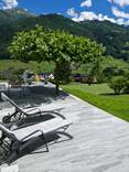Granit-Terrasse Urban Grey Line im Grünen