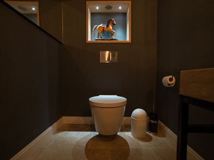 Schwarzes Bad mit Travertinfliesen