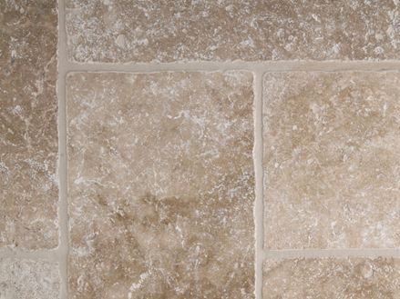 Travertin-Fliesen Medium, getrommelt, Detailaufnahme