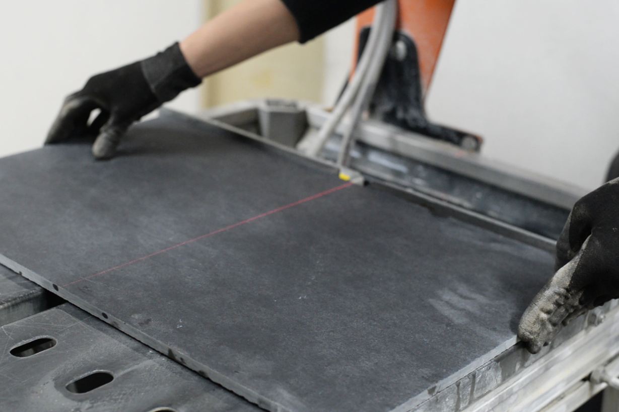 Mit einem Laser oder Messskala kann Naturstein exakt geschnitten werden