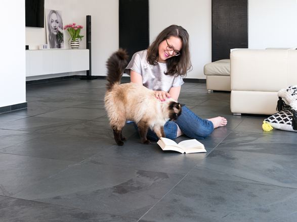 Frau und Katze auf Schieferfliesen Mustang