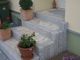 Bewegung vs. gerade Linie: Polygonale Platten, eingefasst in Grantikantensteine