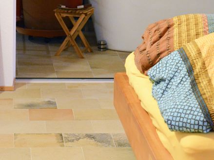 Egal ob leuchtende Farben oder natürliches Holz: Mit Solnhofener Fliesen hat man einen besonderen Blickfang auf dem Boden!