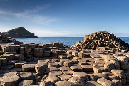 Giant's Causeway Basaltsäulen bei gutem Wetter, im Hintergrund das Meer