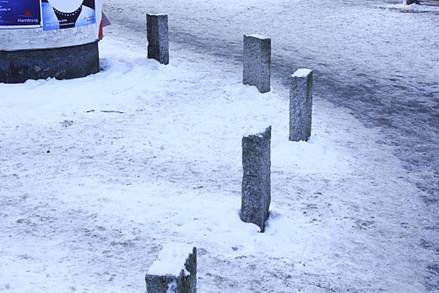 Glatter Natursteinboden im Winter: Womit nur streuen?