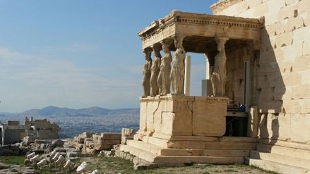 Eine antike Ruine aus Naturstein in Griechenland