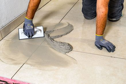 Terrasse Feinsteinzeug Fugenmoertel einbringen